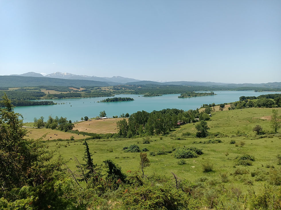 Lac de Montbel, Pyrénées au loin