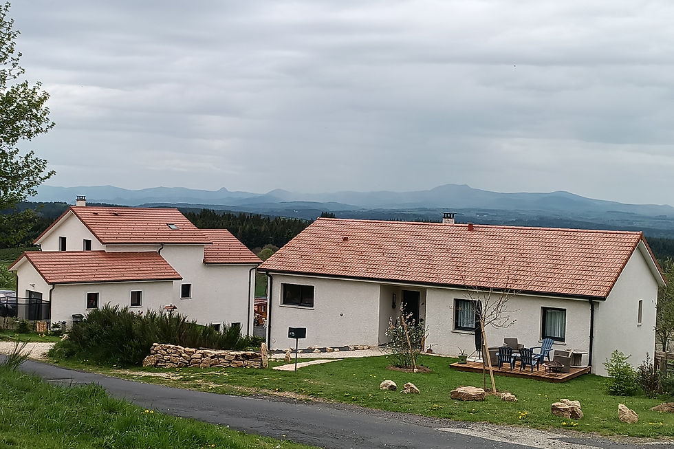 Le Mézenc (au dessus de la cheminée à droite), et le mont Gerbier de Jonc (le petit suc pointu vers la gauche au dessus de la maison à gauche)