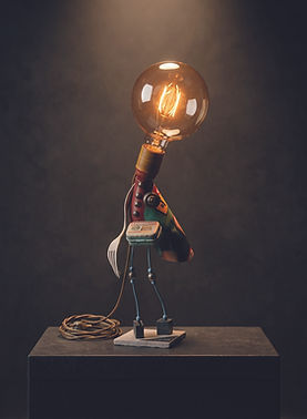 Lampe sculpture Le Veilleur Majordome en objets recyclés avec ampoule vintage et lumière chaude