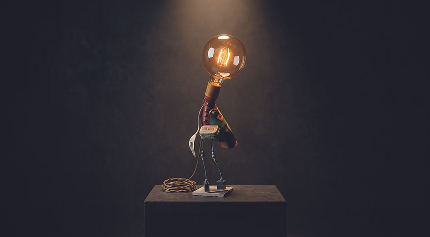 Lampe sculpture Le Veilleur Majordome en objets recyclés avec ampoule vintage et lumière chaude