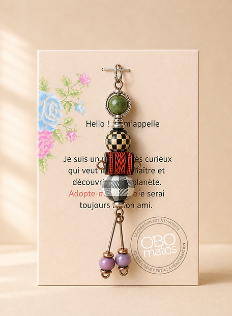 Figurine Obo ‘Celui qui joue sur tous les tableaux’, création artisanale en perles à motifs damier noir et blanc avec touches rouges et vertes et éléments métalliques, pièce unique faite main