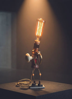 Lampe sculpture Le Veilleur des Portes en objets recyclés avec ampoule vintage et lumière chaleureuse