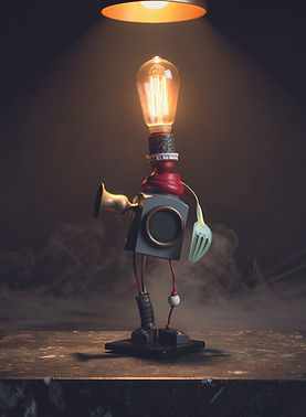 Lampe sculpture Le Veilleur Orateur en objets recyclés avec éléments sonores et lumière chaleureuse