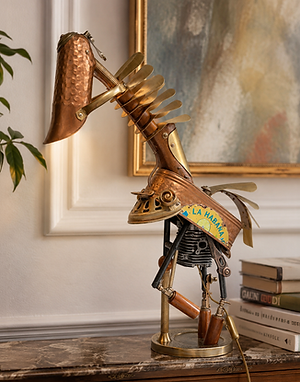 Sculpture-lampe artisanale Obomatos L’Ancrage de l’Hippocampe Cuivré de 75 cm, réalisée à partir d’objets récupérés en cuivre martelé, laiton, bois et métal.