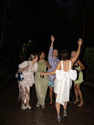 Avondfeest met dansende gasten tijdens een ongedwongen en vrolijke bruiloft