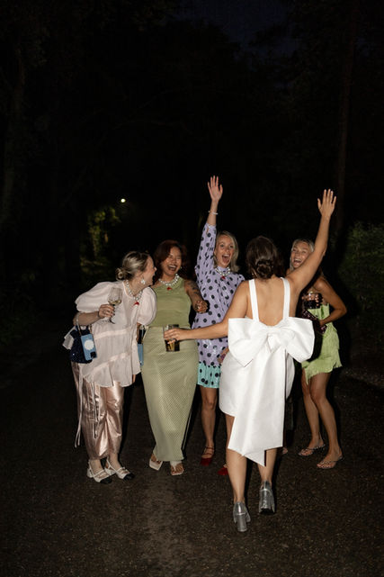 Avondfeest met dansende gasten tijdens een ongedwongen en vrolijke bruiloft