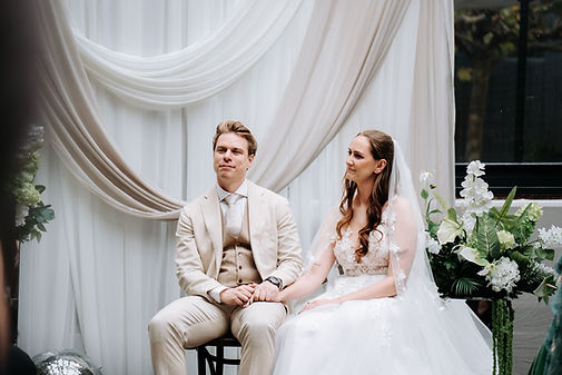 Bruidspaar tijdens de ceremonie terwijl de trouwambtenaar spreekt tijdens een intieme winterbruiloft