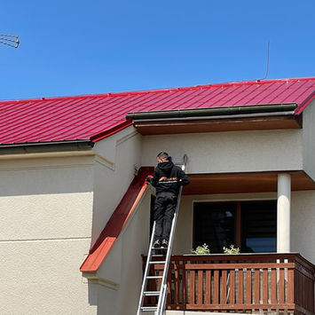 Natírání střešních detailů válečkem