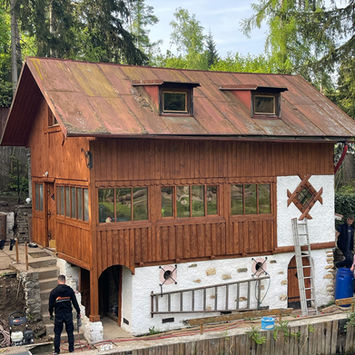 Plecová střecha u vody před renovací