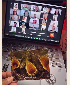 Sessão de coaching utilizando método Points of You e Fotolinguagem, promovendo autoconhecimento e reflexão por meio de imagens e palavras.