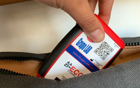 ECG de 12 canales de tamaño reducido caber en la palma de la mano y es ligero y fácil de llevar