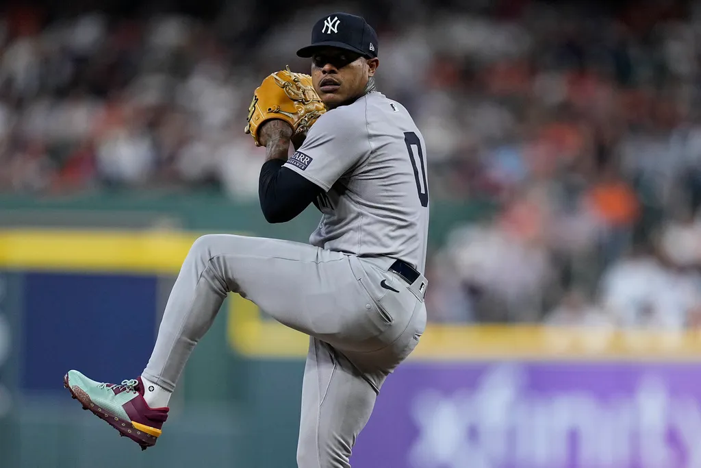 Stroman in discussion with coaches