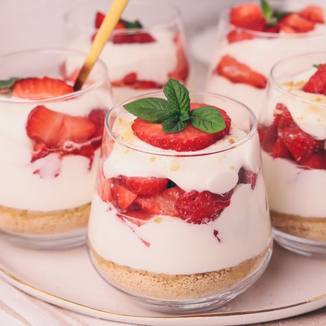 Raw “cheesecake” s jagodama u čaši 