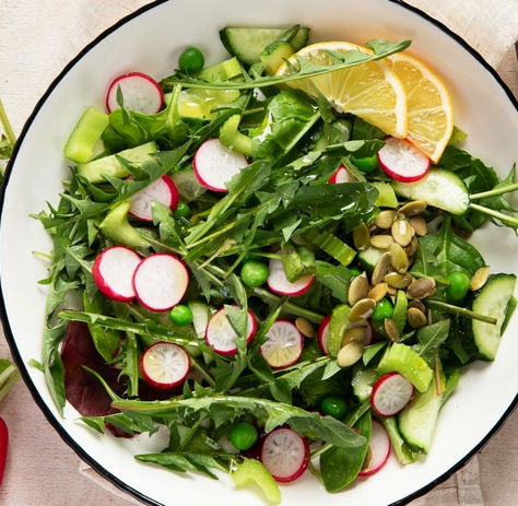 PROLJETNA SALATA S MASLAČKOM I KISELIM PRELJEVOM