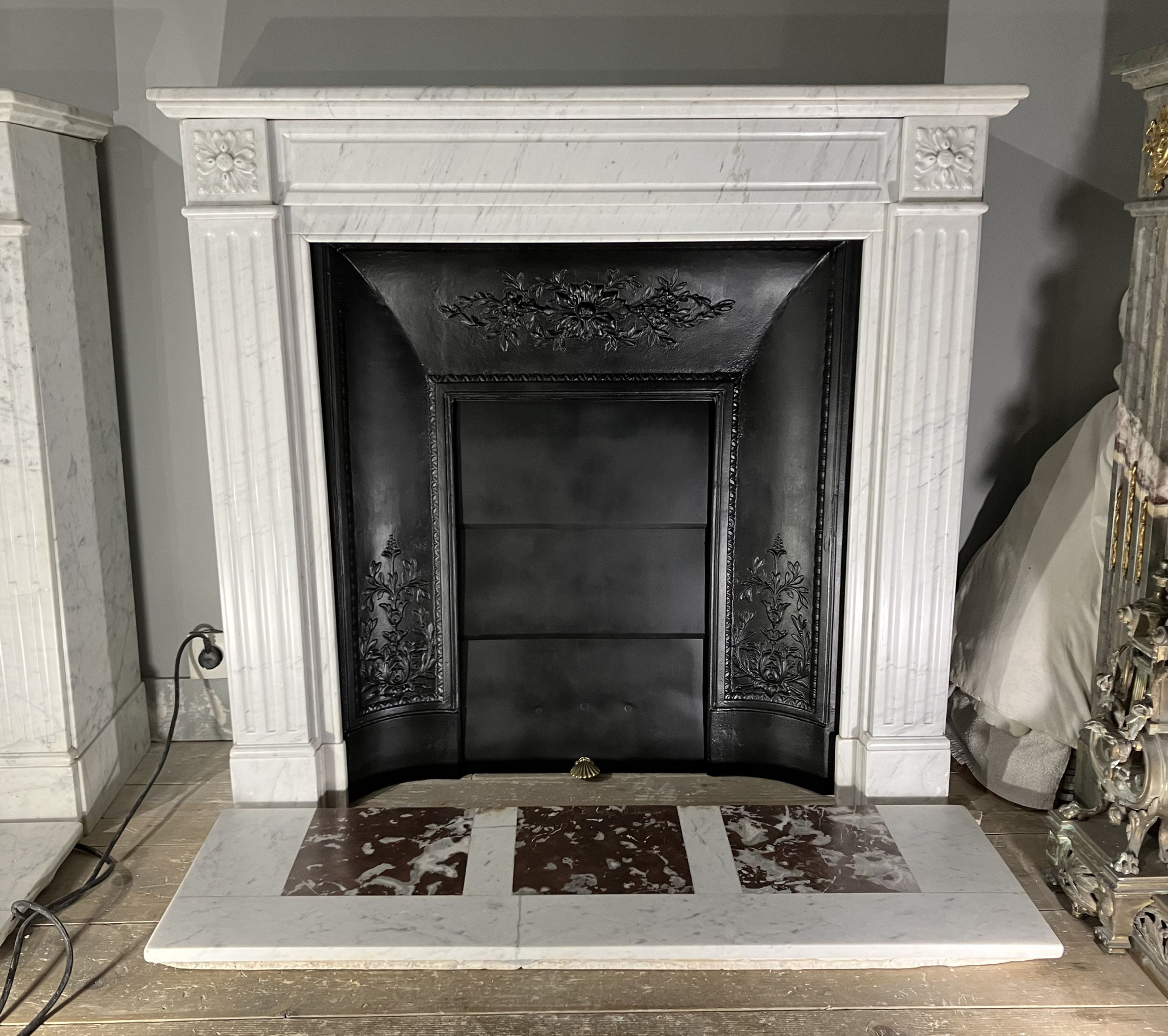 Petite Cheminée Ancienne de Style LOUIS XVI en Marbre Blanc Veiné. .