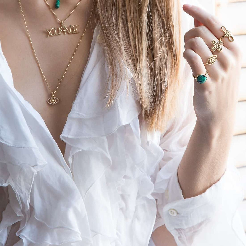 Pendentif Maxi Œil porté par le mannequin