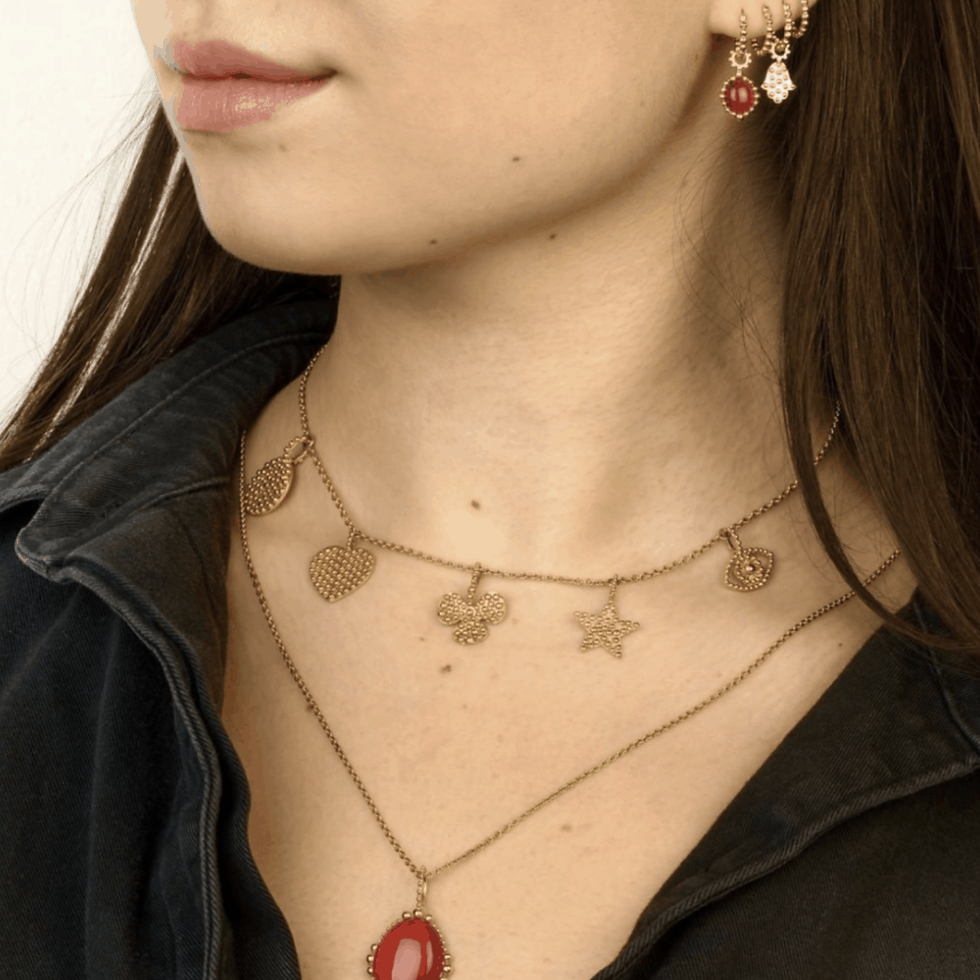 Miniature : Charm Cornaline porté par le mannequin