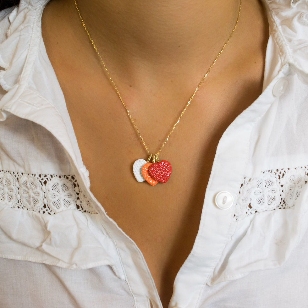 Thumbnail: Pendentif Maxi Coeur Laqué Rouge porté par le mannequin