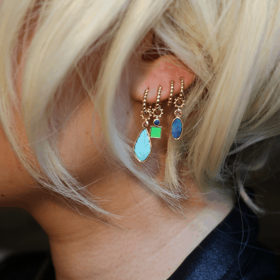 Miniature : Charm Turquoise & Grenat porté par le mannequin