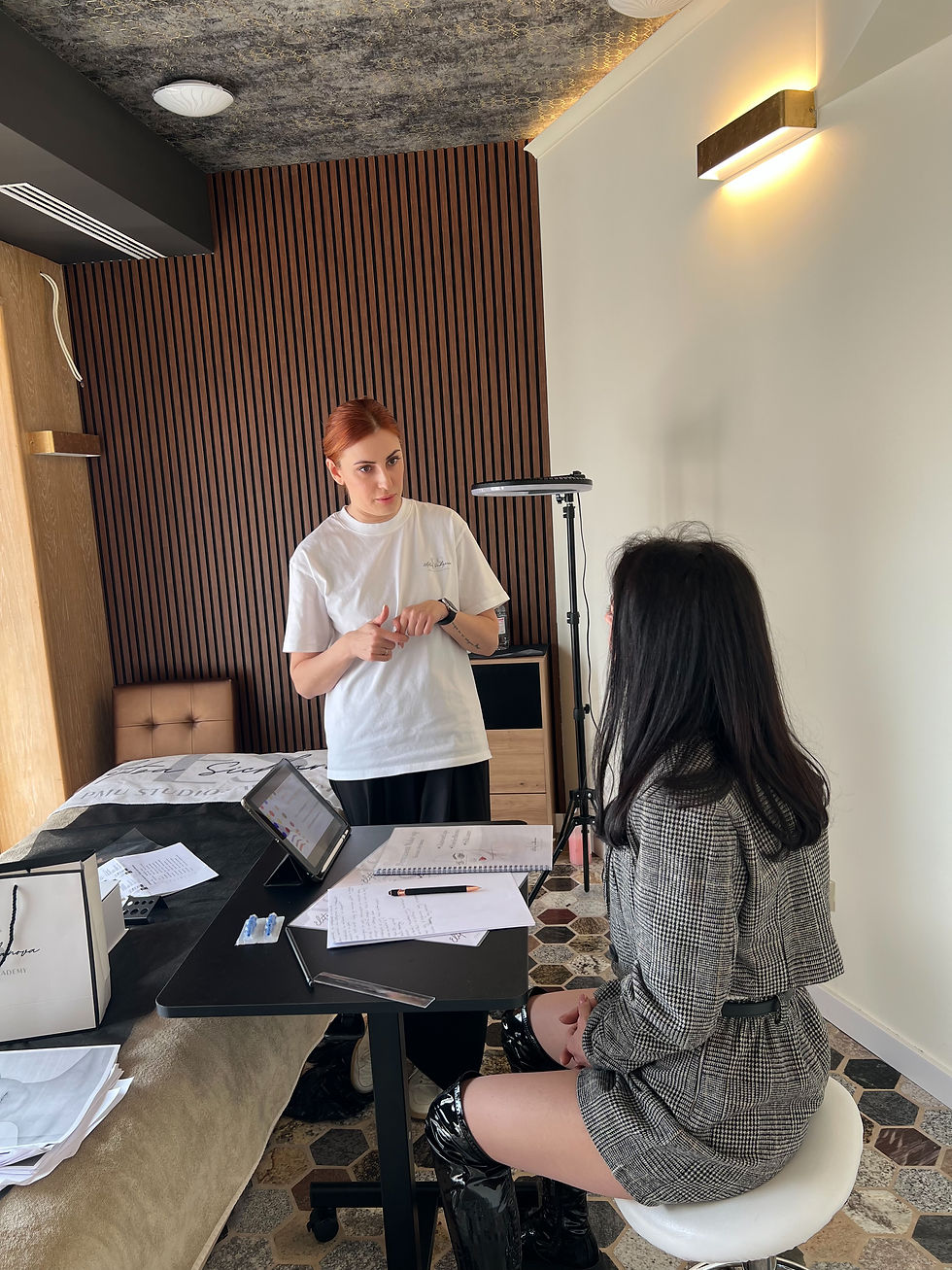 Augenbrauen-Permanent-Make-up Ausbildung in einem modernen Studio