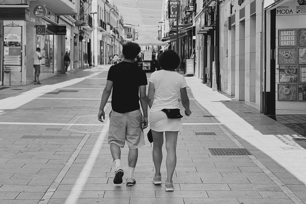 Mutter und Sohn die eine Passage entlang gehen