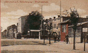 1920 Bahnübergang Friedrichstraße.gif