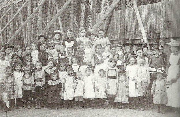 1900 Kinder und Schwestern vom Kindererholungsheim.jpg