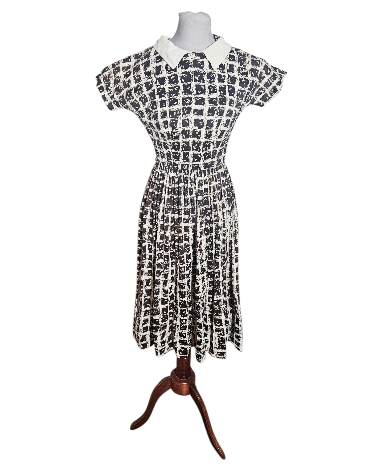 Lata pięćdziesiąte - łaciata brunatno-biała nylonowa sukienka midi