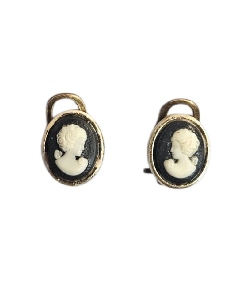 Lata pięćdziesiąte - porcelanowe klipsy-kamea malowane