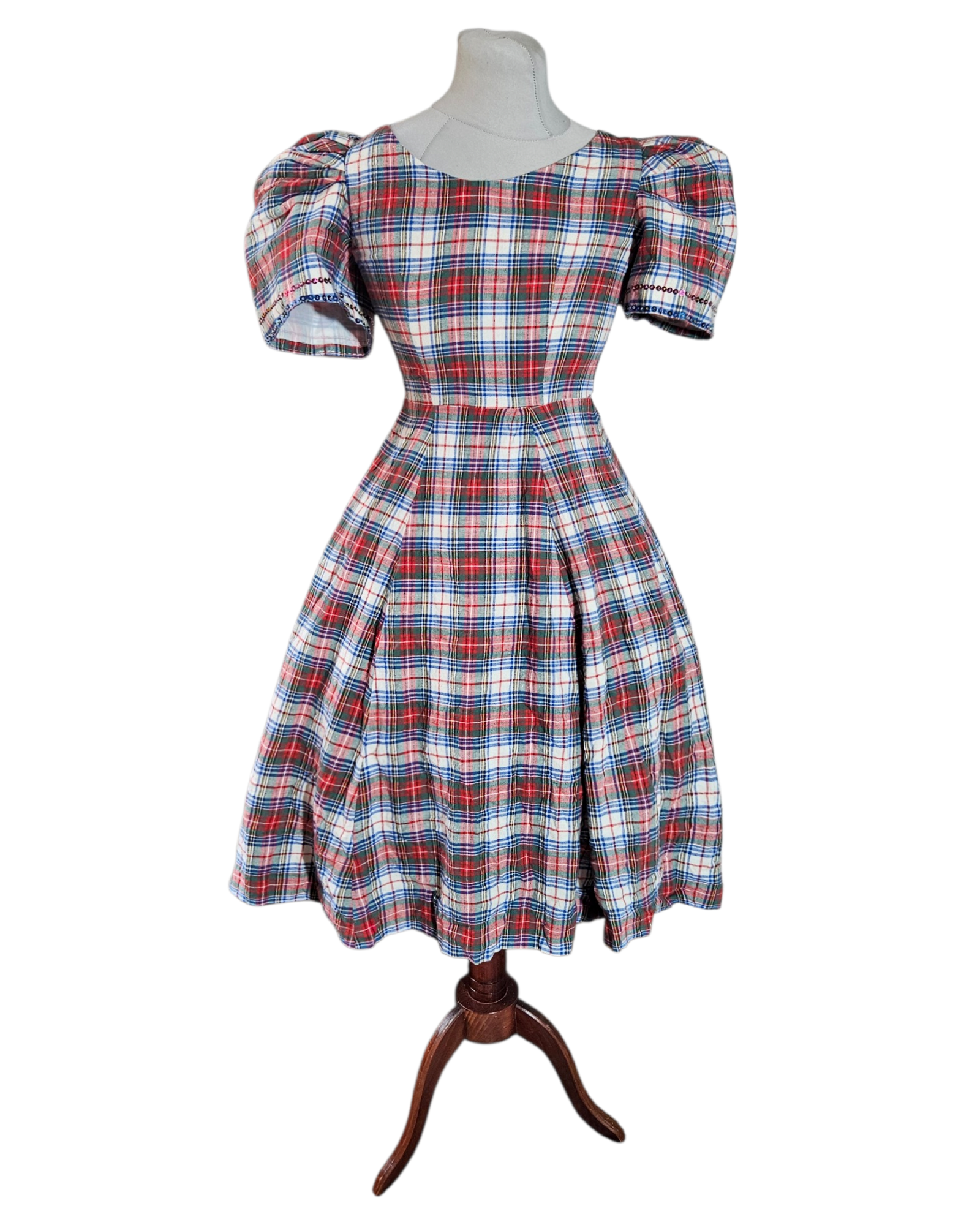 Lata siedemdziesiąte - rozkloszowana sukienka bawełniana w kratę midi