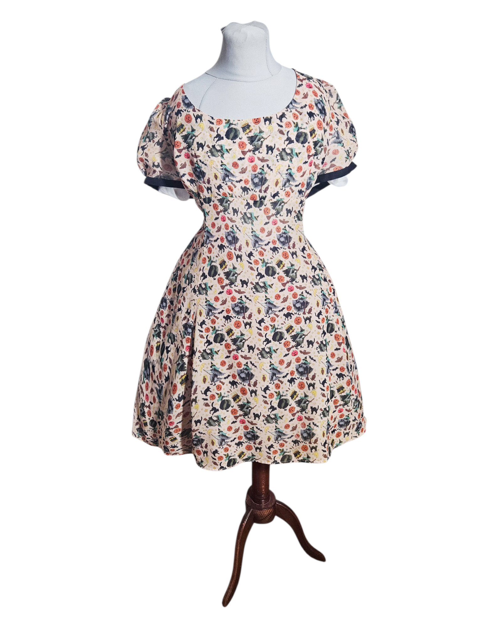 Hell Bunny - plus size rozkloszowana sukienka w halloweenowe motywy