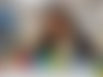 professora cansada olha a palavra apoio escrita com blocos coloridos