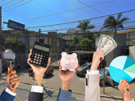 fachada da prefeitura com pesoas segurando objetos de fiscalização