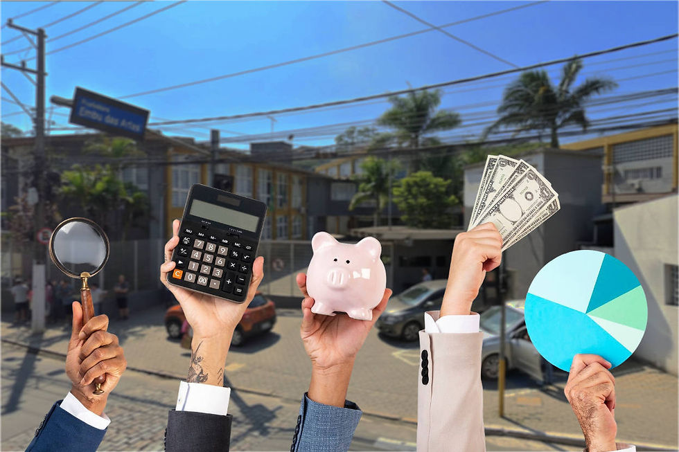 pessoas na frente da prefeitura com objetos na mão (lupa, calculadora, etc)