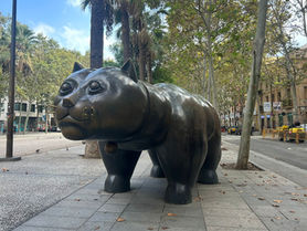 Fernando Botero kövér macska szobra a Raval negyedben