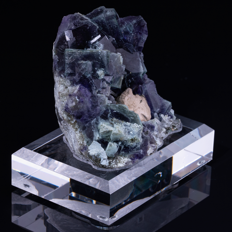 lila Fluorit mit Pyrrhotit und Quarz aus der Yindu Mine