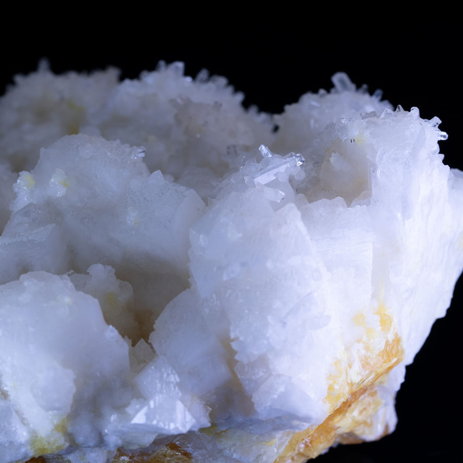 weißer Coelestin auf Schwefel aus Sizilien