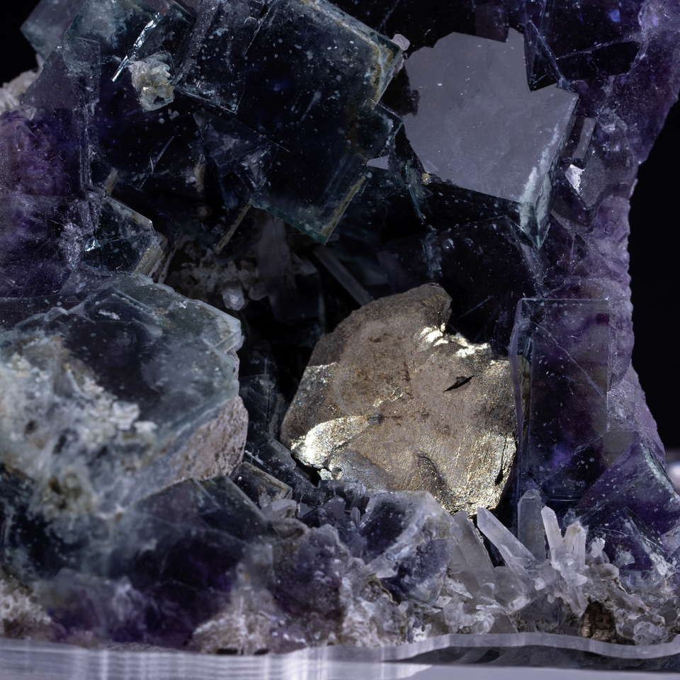 lila Fluorit mit Pyrrhotit und Quarz aus der Yindu Mine