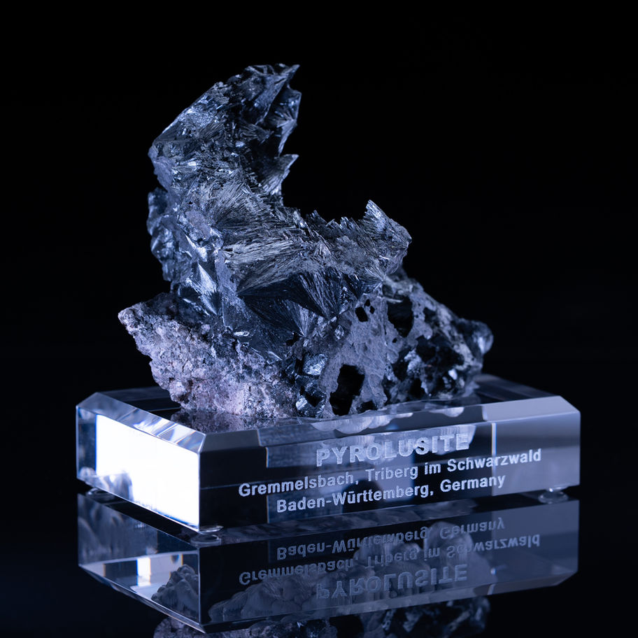 Pyrolusit mit Sockel aus dem Schwarzwald in Deutschland