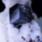 kaffeebrauner Vesuvianit auf weißer Matrix aus Pakistan