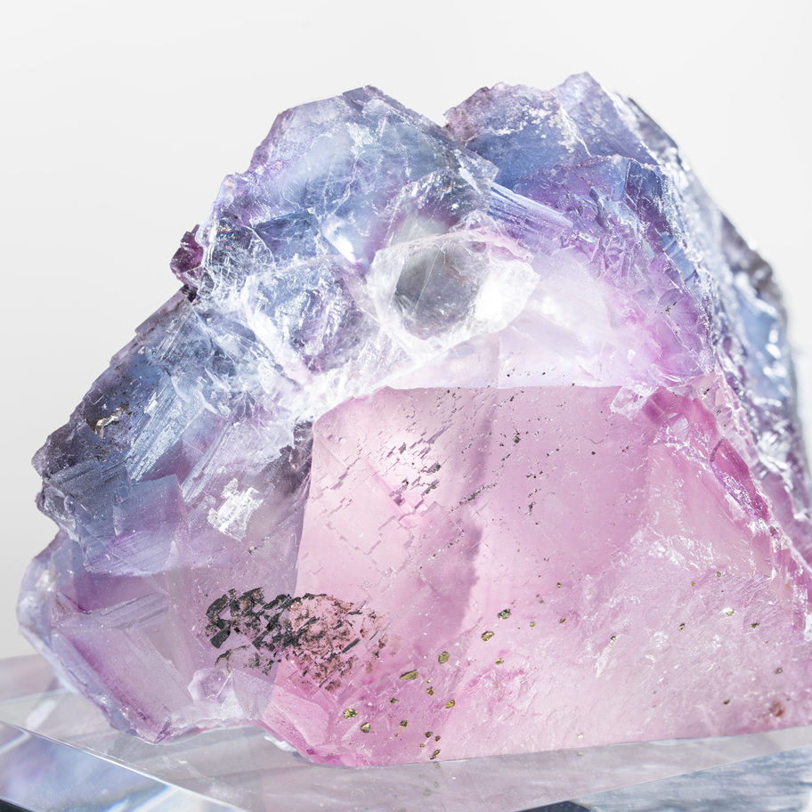 Lila, blau, rosa Fluorit aus Cave in Rock USA inkl. maßgefertigtem Sockel