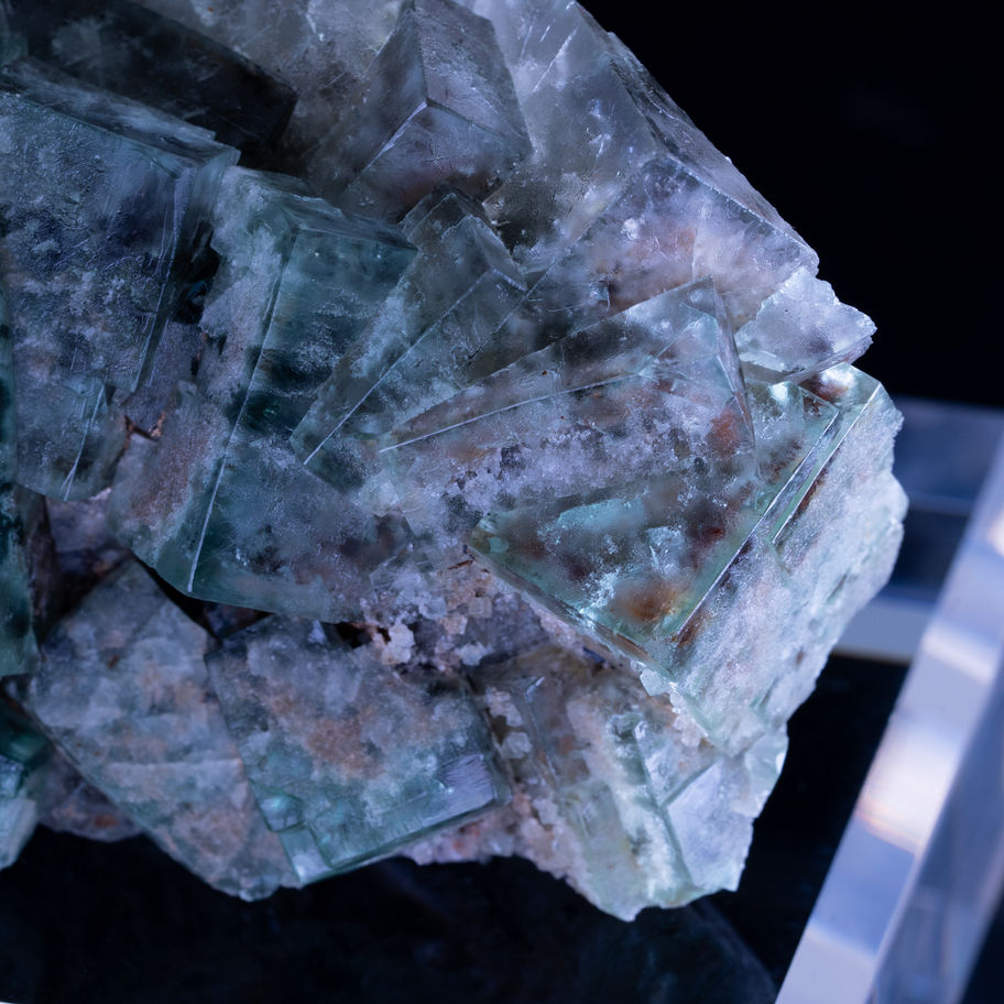 farbintensiver Fluorit auf Sockel aus der Poison Ivy Pocket - Lady Annabella Mine