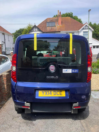 Replacement rear windscreen for a Fiat Doblo