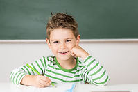Niño estudiando en el colegio