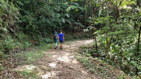 Pessoas caminhando na Cachoeira do Jerônimo, Guabiruba