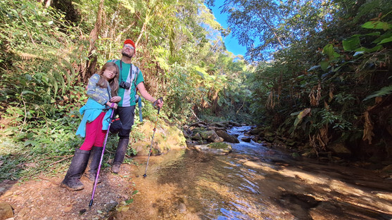 Pai e filha às margens do rio, próximo a mina de ouro abandonada, em Guabiruba