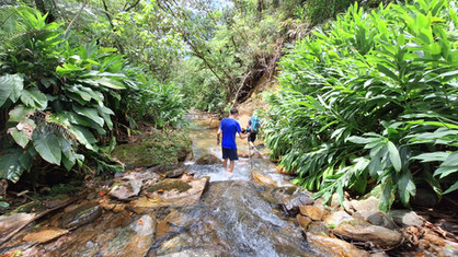 Pessoas caminhando no leito do rio na trilha da Lagoa Azul, Guabiruba