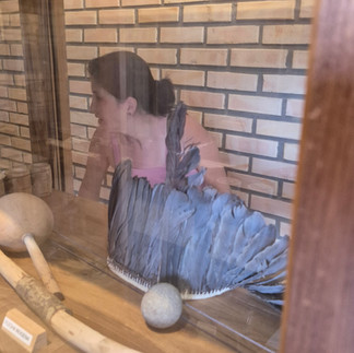 Apreciando acervo no Memorial Ítalo Guabirubense