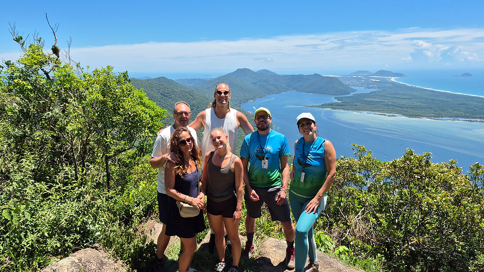 Guias e turistas no Mirante do Assopro