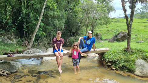 Pessoas em ponte na Trilha da Cachoeira do Cedro